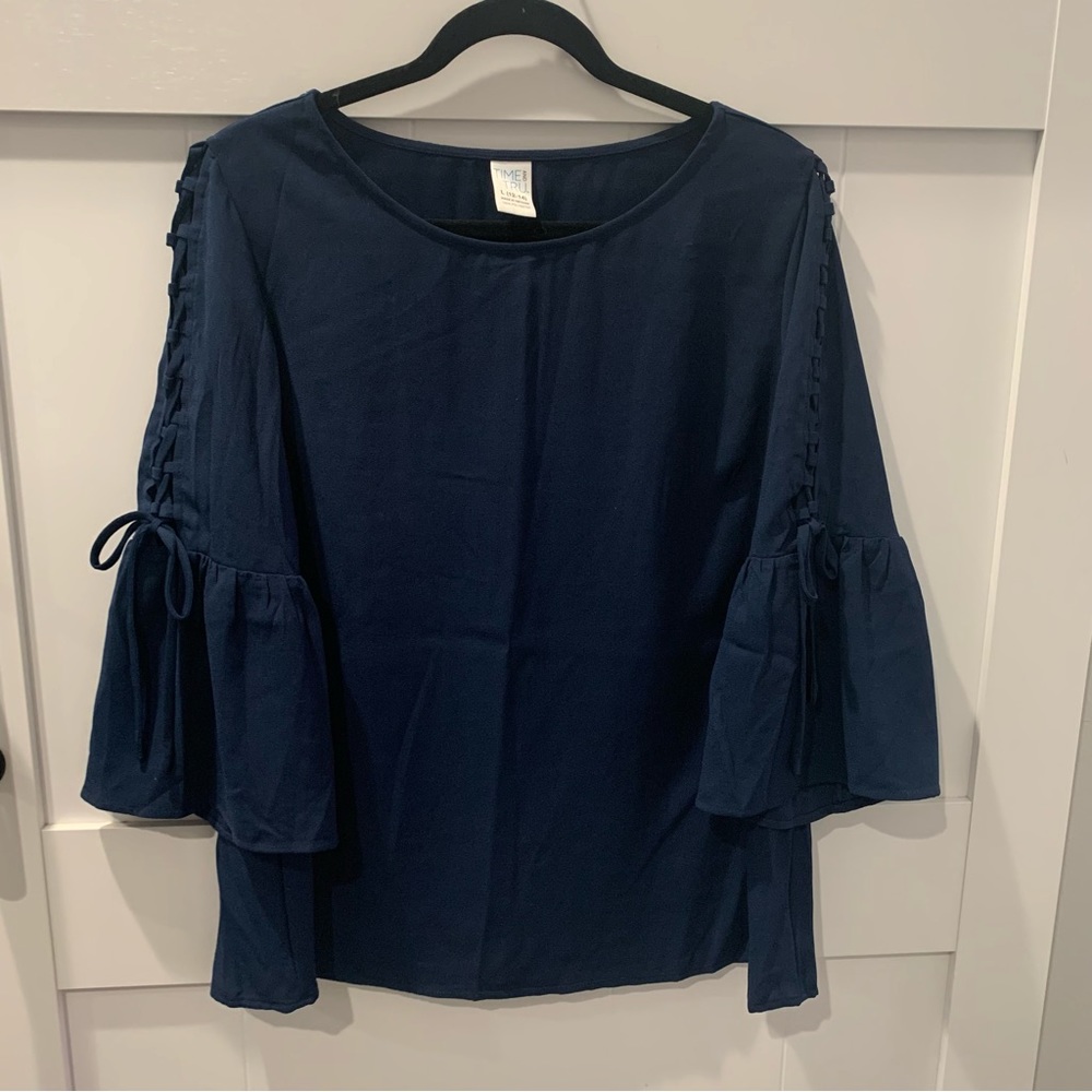 Blouse with tie arms